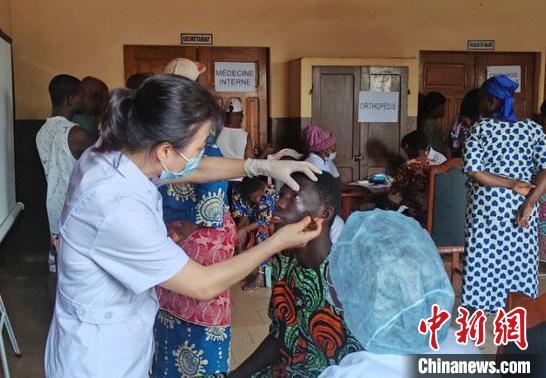 義診現(xiàn)場?！≈袊?寧夏)第26批援貝寧醫(yī)療隊 供圖