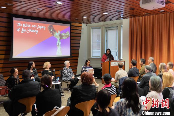 4月11日，紐約市立大學(xué)麥考利榮譽(yù)學(xué)院院長(zhǎng)達(dá)拉·伯恩主持劉士銘雕塑作品《想飛的人》收藏揭幕儀式?！⑹裤懰囆g(shù)基金會(huì) 供圖