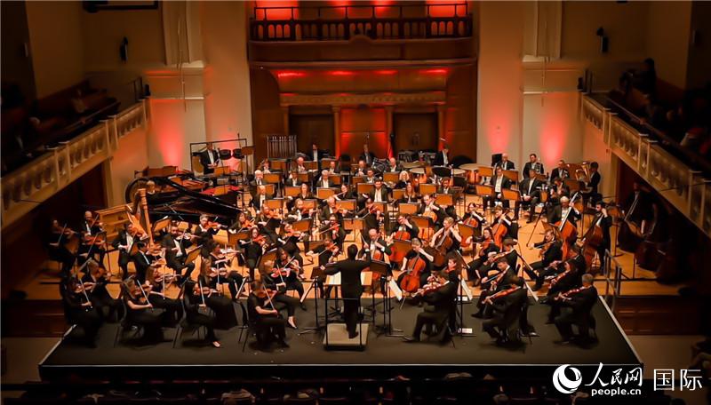 “東西之間”交響音樂(lè)會(huì)在倫敦舉辦。人民網(wǎng) 郭錦標(biāo)攝