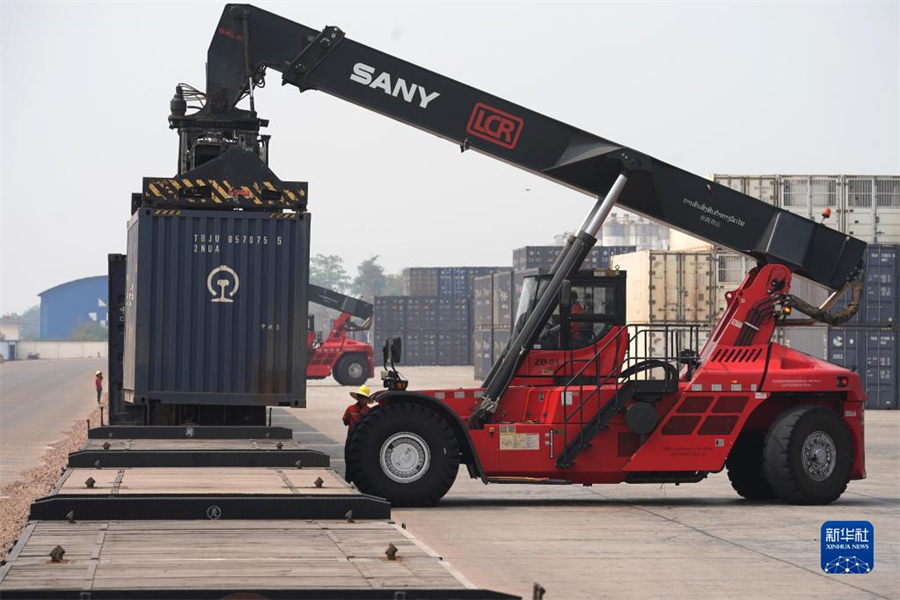 4月15日，老中鐵路有限公司的工人在老撾萬象南站裝載貨物。萬象南站是中老鐵路老撾段主要貨運站，靠近老撾與泰國邊境。因其獨特的地理位置和物流轉(zhuǎn)運配送區(qū)位優(yōu)勢，萬象南站成為中老泰等國貨物中轉(zhuǎn)的“旱碼頭”。新華社記者 邢廣利 攝