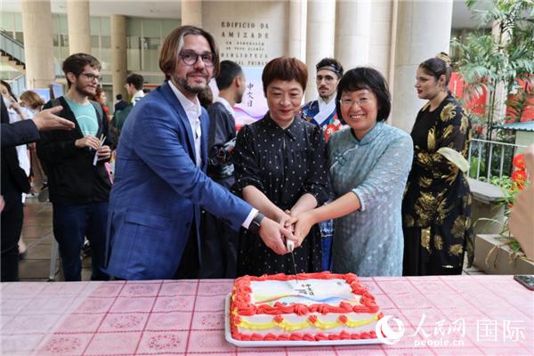 活動現(xiàn)場，田敏總領(lǐng)事與里約天主教大學(xué)孔子學(xué)院中外方院長共同切蛋糕祝賀中文日活動成功舉辦。人民網(wǎng)記者時(shí)元皓 攝