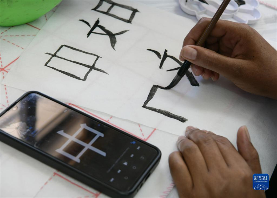 4月18日，肯尼亞學(xué)生在內(nèi)羅畢大學(xué)孔子學(xué)院舉辦的活動(dòng)上寫(xiě)毛筆字?？夏醽唭?nèi)羅畢大學(xué)孔子學(xué)院18日舉辦“中文，增進(jìn)文明對(duì)話”主題活動(dòng)，慶祝即將到來(lái)的第14個(gè)聯(lián)合國(guó)中文日?？夏醽唽W(xué)生參與互動(dòng)，進(jìn)行書(shū)法、剪紙、唱中文歌等活動(dòng)。新華社記者 韓旭 攝