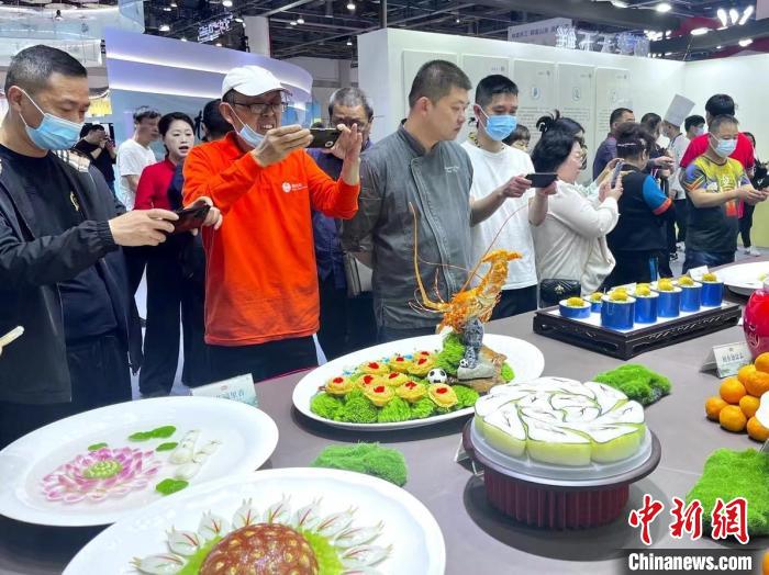 游客對展品充滿興趣。　汪軼文 攝