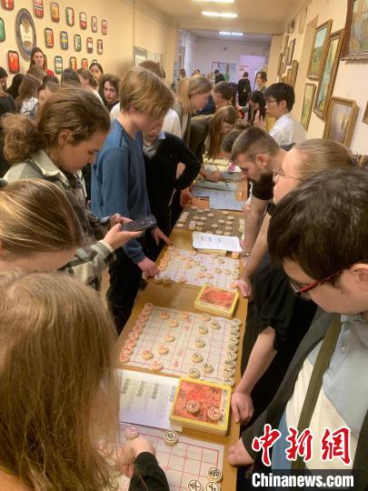 4月21日，莫斯科國立語言大學孔子學院附屬中學舉辦“國際中文日”活動，學生們學習中國象棋。　莫斯科國立語言大學孔子學院 供圖