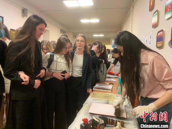 4月21日，莫斯科國立語言大學孔子學院附屬中學舉辦“國際中文日”活動，學生們體驗雕版印刷?！∧箍茋⒄Z言大學孔子學院 供圖