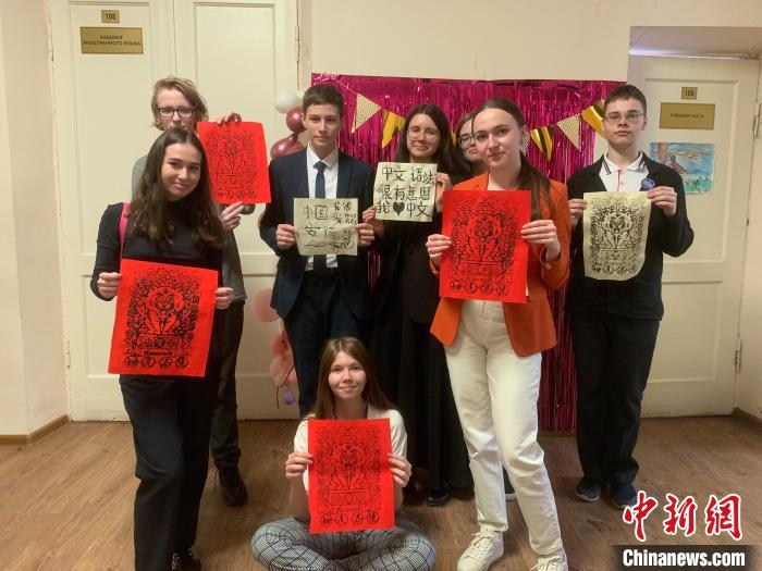 4月21日，莫斯科國立語言大學孔子學院附屬中學舉辦“國際中文日”活動，學生們展示自己的學習成果?！∧箍茋⒄Z言大學孔子學院 供圖