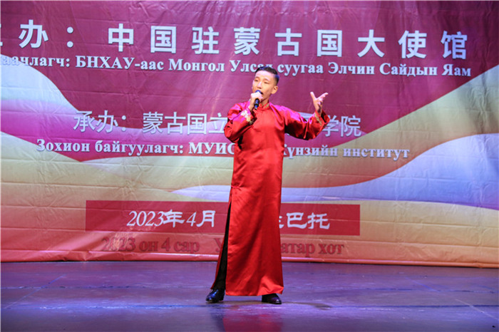 一等獎(jiǎng)選手賀希格中學(xué)的包勒爾德表演貫口《玲瓏塔》。蒙古國(guó)立大學(xué)孔子學(xué)院供圖