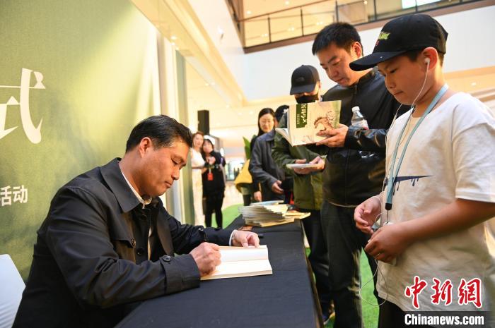 薛濤進行圖書簽售。　于海洋 攝