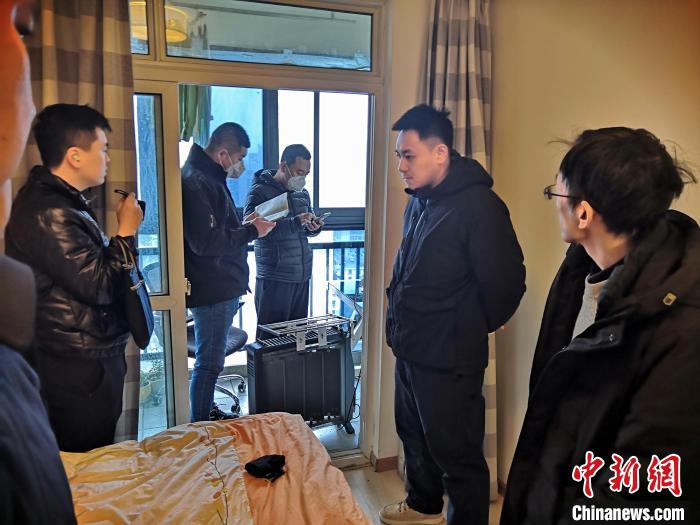 丹東市公安局民警抓捕犯罪嫌疑人，在其家中進(jìn)行搜查。　丹東市公安局供圖