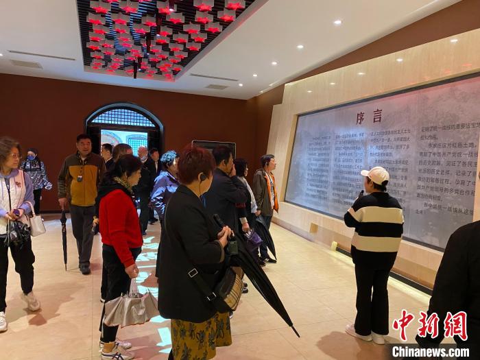 中共中央統(tǒng)戰(zhàn)部舊址里參觀者絡(luò)繹不絕?！±顣詡?攝