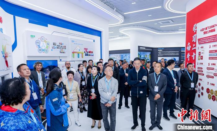 僑商、僑胞們考察金漪湖科創(chuàng)智造平臺(tái)重大基礎(chǔ)設(shè)施項(xiàng)目。　主辦方供圖