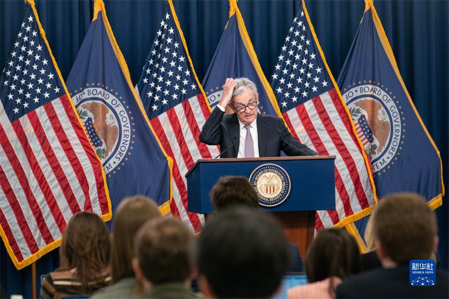 5月3日，美國聯(lián)邦儲(chǔ)備委員會(huì)主席鮑威爾在華盛頓出席新聞發(fā)布會(huì)。美國聯(lián)邦儲(chǔ)備委員會(huì)3日結(jié)束為期兩天的貨幣政策會(huì)議，宣布再次將聯(lián)邦基金利率目標(biāo)區(qū)間上調(diào)25個(gè)基點(diǎn)到5%至5.25%之間。新華社記者劉杰攝
