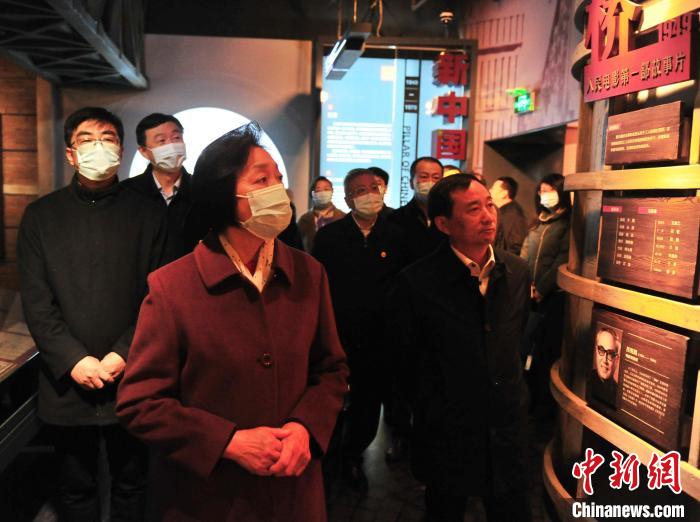 臺(tái)盟中央主席蘇輝近日率調(diào)研組赴吉林開(kāi)展重點(diǎn)考察調(diào)研。圖為在長(zhǎng)影舊址博物館考察吉林特色文化產(chǎn)業(yè)發(fā)展?！「啐埌?攝