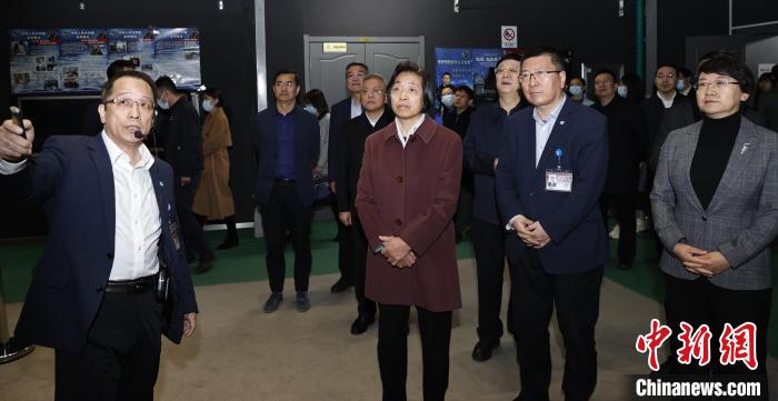 臺(tái)盟中央主席蘇輝近日率調(diào)研組赴吉林、遼寧開(kāi)展重點(diǎn)考察調(diào)研。圖為在中航工業(yè)沈陽(yáng)飛機(jī)設(shè)計(jì)研究所調(diào)研?！∨_(tái)盟中央供圖