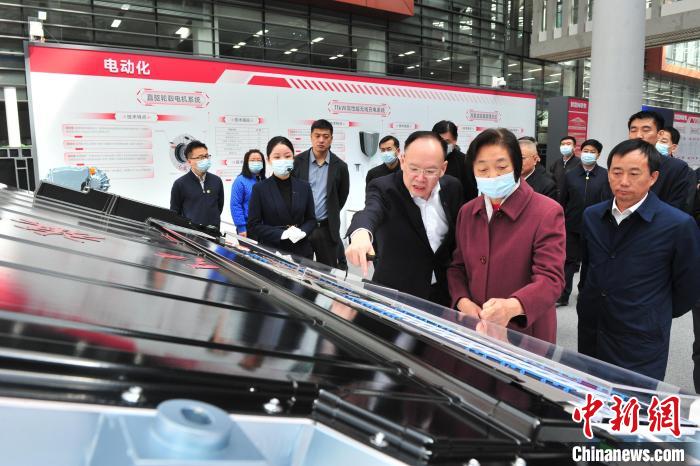 臺(tái)盟中央主席蘇輝近日率調(diào)研組赴吉林開(kāi)展重點(diǎn)考察調(diào)研。圖為在中國(guó)第一汽車集團(tuán)有限公司調(diào)研。　高龍安 攝