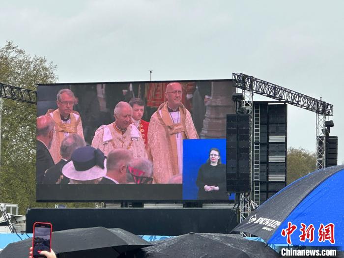 當(dāng)?shù)貢r(shí)間5月6日，英國(guó)國(guó)王查爾斯三世的加冕儀式舉行。民眾雨中觀看儀式?！W陽開宇 攝