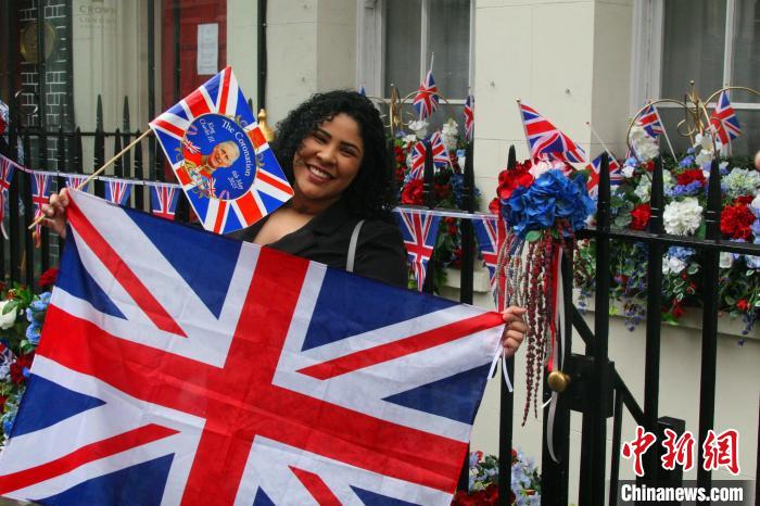 當(dāng)?shù)貢r(shí)間5月6日，英國(guó)國(guó)王查爾斯三世的加冕儀式舉行。圖為前往觀禮區(qū)的民眾?！埰?攝