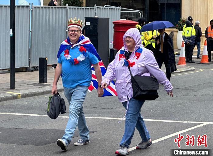 當(dāng)?shù)貢r(shí)間5月6日，英國(guó)國(guó)王查爾斯三世的加冕儀式舉行。圖為前往觀禮區(qū)的民眾?！W陽開宇 攝