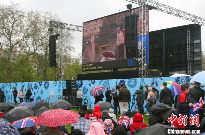 當(dāng)?shù)貢r(shí)間5月6日，英國(guó)國(guó)王查爾斯三世的加冕儀式舉行。民眾雨中觀看儀式?！W陽開宇 攝