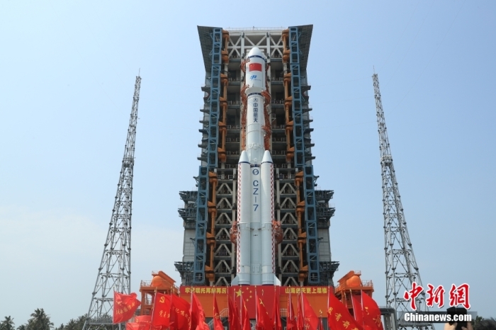 圖為轉(zhuǎn)運現(xiàn)場。攝影 邱立軍 黃國暢