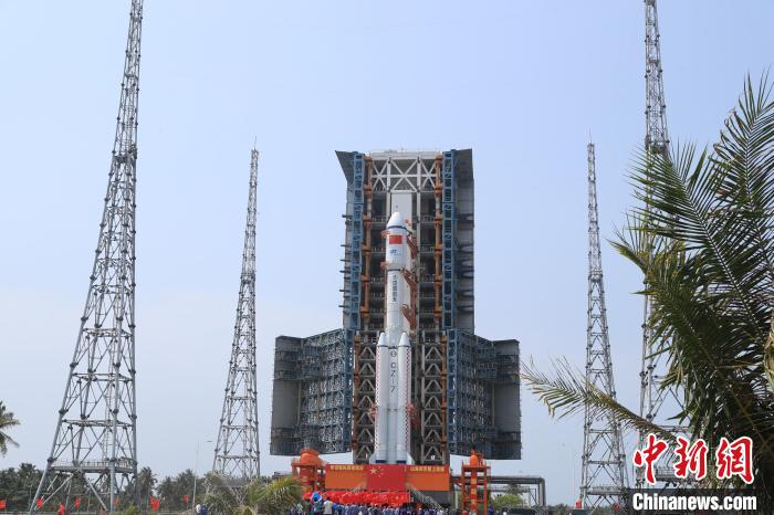 北京時間5月7日，天舟六號貨運飛船與長征七號遙七運載火箭組合體垂直轉(zhuǎn)運至發(fā)射區(qū)?！∏窳④?黃國暢 攝