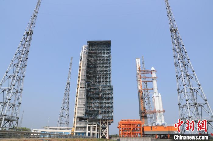 北京時間5月7日，天舟六號貨運飛船與長征七號遙七運載火箭組合體垂直轉(zhuǎn)運至發(fā)射區(qū)?！∏窳④?黃國暢 攝