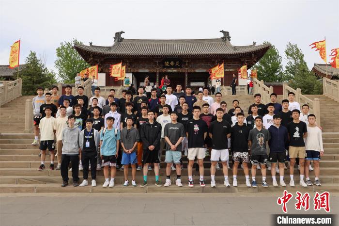 比賽結(jié)束后，兩岸學(xué)生參訪高平炎帝陵?！≈鬓k方供圖