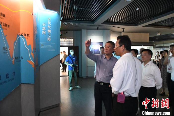 圖為蔡達峰一行在合浦漢代文化博物館考察?！×趾?攝