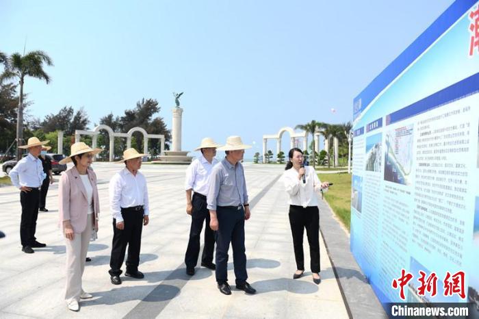 圖為蔡達峰一行了解北海銀灘景區(qū)改造提升工程情況?！×趾?攝