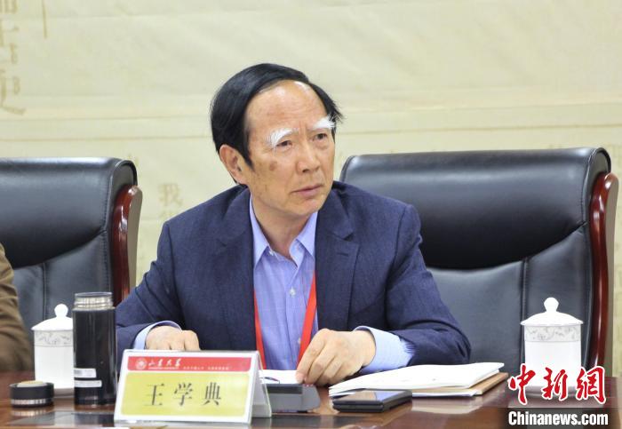 山東大學(xué)儒學(xué)高等研究院執(zhí)行院長、《文史哲》雜志主編王學(xué)典主持首場主題發(fā)言?！≮w曉 攝