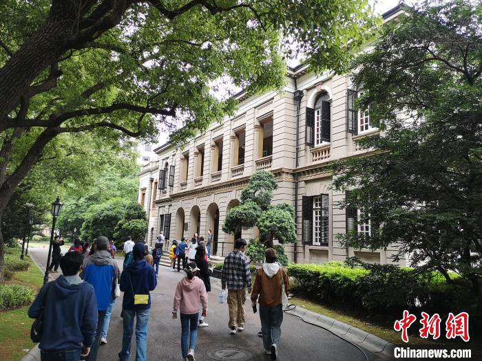 新階層人士參觀英國(guó)駐滬領(lǐng)事館?！》队畋?攝