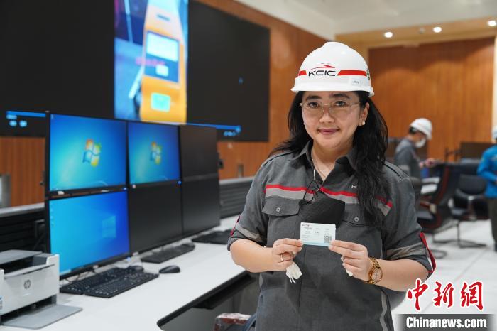 5月8日，客票系統(tǒng)負責人展示樣票。趙玅圓 攝