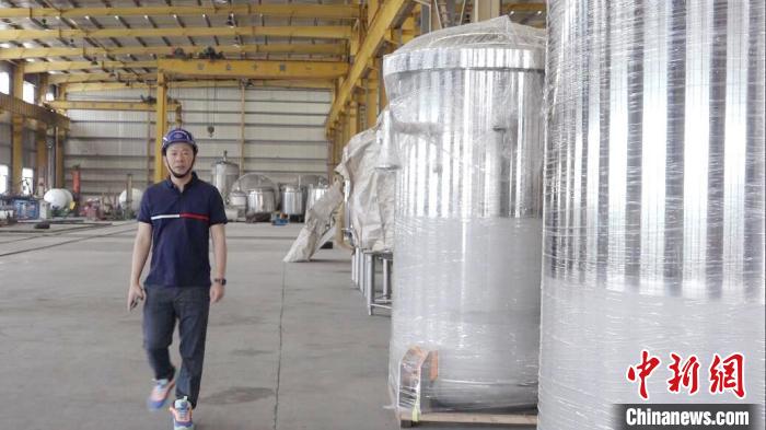 汪光典在不銹鋼罐體生產(chǎn)車間?!垈髅?攝