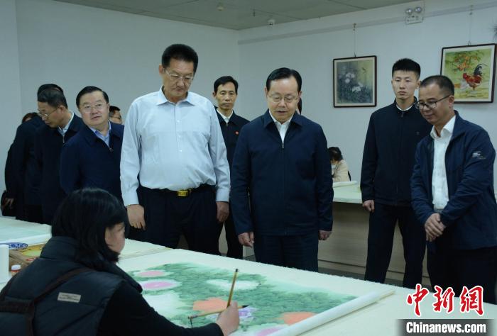 致公黨中央主席蔣作君近日率調(diào)研組赴山東開(kāi)展重點(diǎn)考察調(diào)研。圖為在菏澤市巨野縣書(shū)畫(huà)院調(diào)研?！五?攝