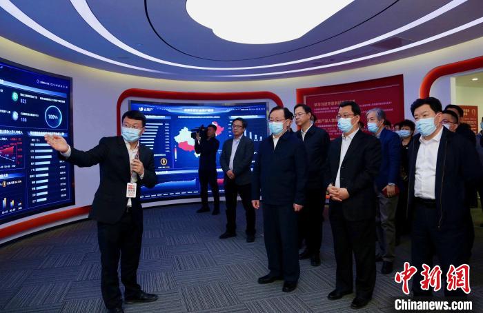 致公黨中央主席蔣作君率調(diào)研組赴天津開(kāi)展重點(diǎn)考察調(diào)研。圖為在云賬戶(hù)共享經(jīng)濟(jì)信息咨詢(xún)有限公司調(diào)研。　劉俊蒼 攝