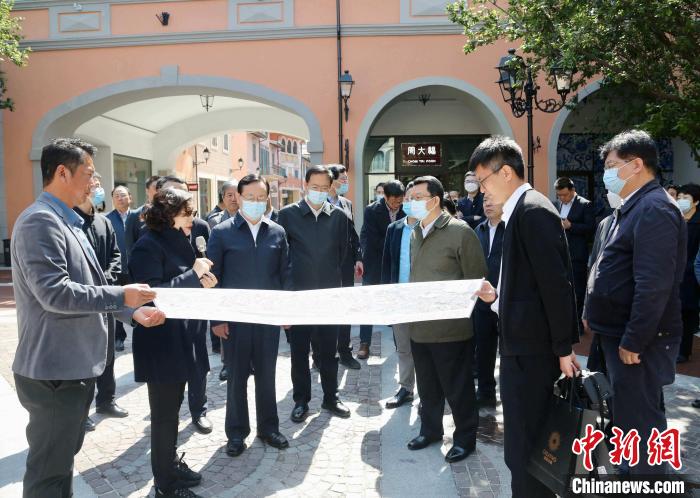 致公黨中央主席蔣作君近日率調(diào)研組赴天津開(kāi)展重點(diǎn)考察調(diào)研。圖為在佛羅倫薩小鎮(zhèn)調(diào)研?！⒖∩n 攝