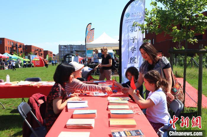 孩子們在工作坊學習剪紙。　魯汶孔子學院供圖