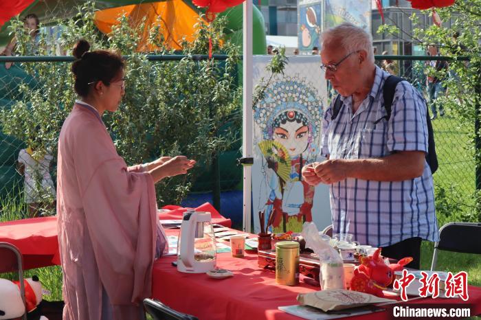 當?shù)孛癖妳⒓又袊杞榻B和品茶活動?！◆斻肟鬃訉W院供圖