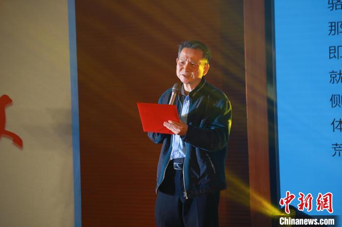 臺灣詩人白靈帶來了一首自創(chuàng)的詩歌《大戈壁》?！￠}南師范大學供圖