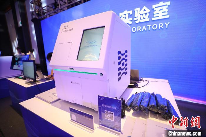 圖為發(fā)布會(huì)上展示的科技產(chǎn)品?！±祖I 攝