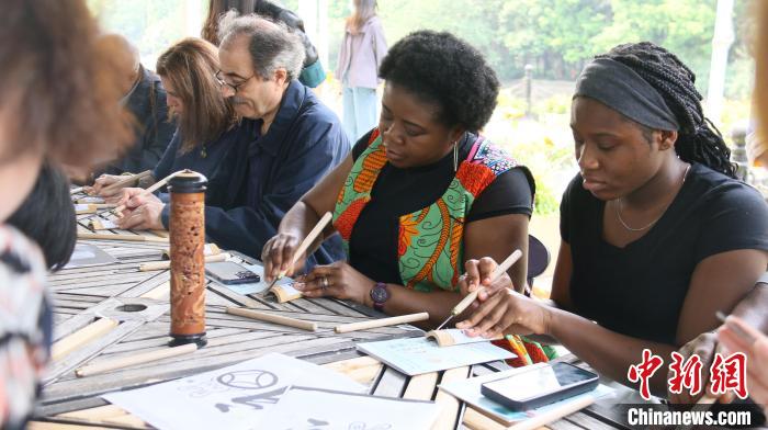 外交官們體驗(yàn)嘉定竹刻?！∪A東師范大學(xué)供圖