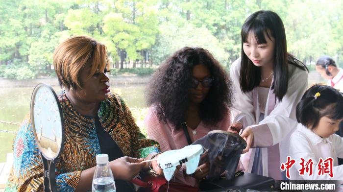 外交官們體驗(yàn)做團(tuán)扇?！∪A東師范大學(xué)供圖