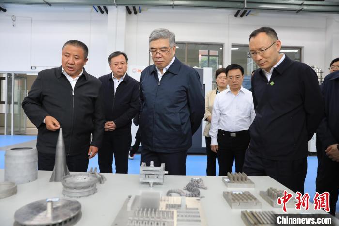 民進中央常務(wù)副主席朱永新率調(diào)研組赴四川開展重點考察調(diào)研。圖為在四川工程職業(yè)技術(shù)學(xué)院考察調(diào)研?！∶襁M中央供圖