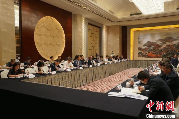 民進中央主席蔡達峰近日率調(diào)研組赴江蘇開展重點考察調(diào)研。圖為在調(diào)研座談會現(xiàn)場。　民進中央供圖