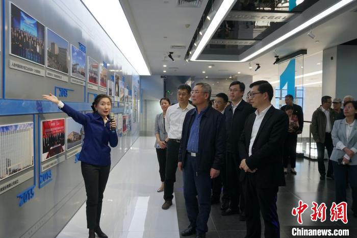 民進中央主席蔡達峰近日率調(diào)研組赴江蘇開展重點考察調(diào)研。圖為在江陰實地考察雙良集團有限公司?！O權(quán) 攝