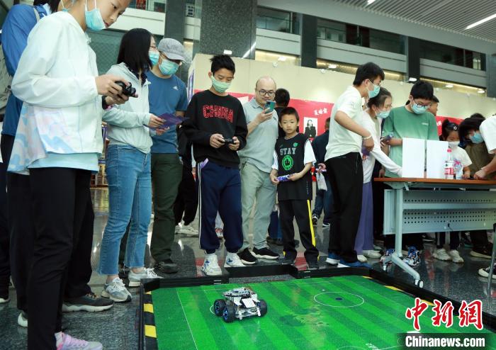 中科院計(jì)算所“神計(jì)妙算”公眾科學(xué)日活動(dòng)現(xiàn)場(chǎng)?！≈锌圃河?jì)算所 供圖