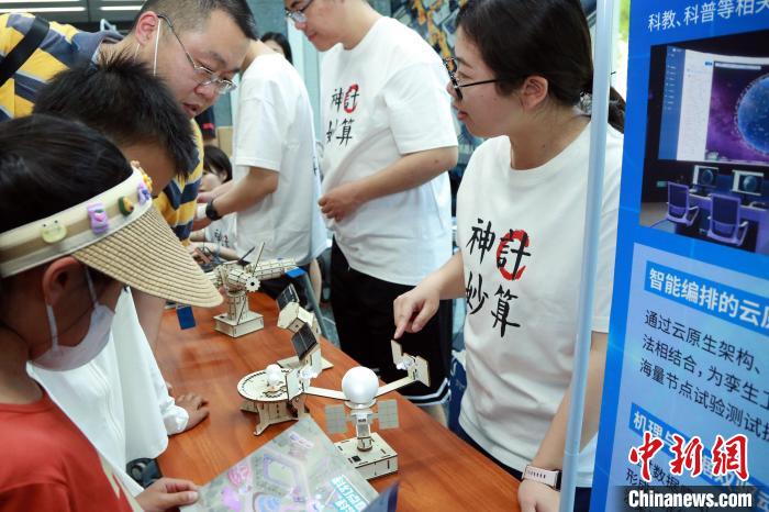 中科院計(jì)算所“神計(jì)妙算”公眾科學(xué)日活動(dòng)現(xiàn)場(chǎng)?！≈锌圃河?jì)算所 供圖