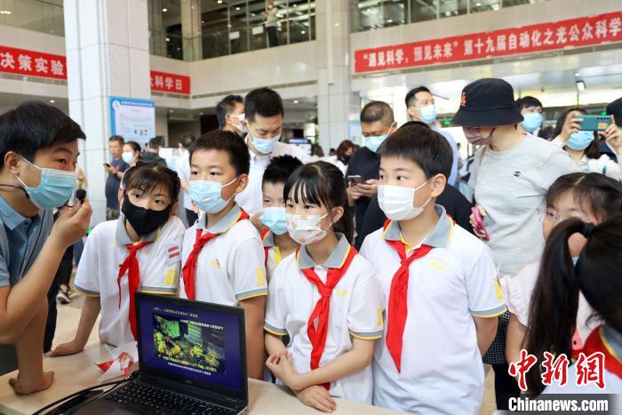 中科院自動(dòng)化所“自動(dòng)化之光”公眾科學(xué)日活動(dòng)現(xiàn)場(chǎng)?！≈锌圃鹤詣?dòng)化所 供圖