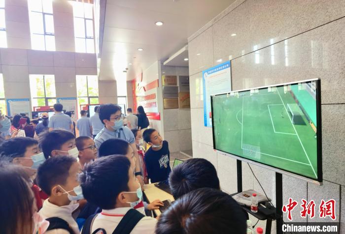 中科院自動(dòng)化所“自動(dòng)化之光”公眾科學(xué)日活動(dòng)現(xiàn)場(chǎng)?！≈锌圃鹤詣?dòng)化所 供圖