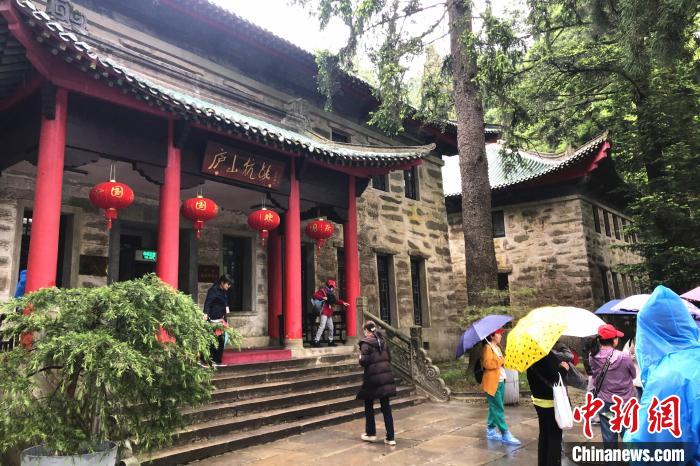 圖為在廬山抗戰(zhàn)博物館外，有不少等待參觀的游客。　吳鵬泉 攝